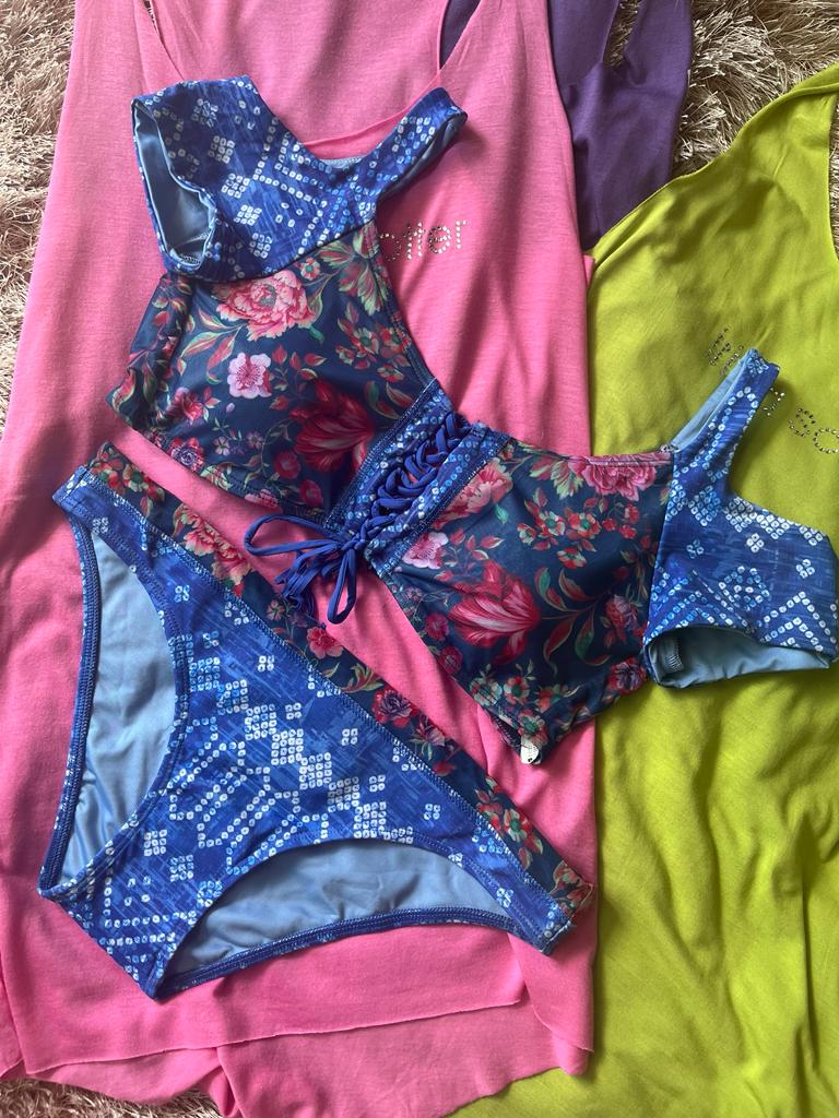 Bikini 2 piezas Top con Mangas y Agujeta Azul con flores Rosas